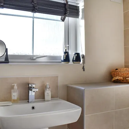 Cinder Track Hideaway דירה וויטבי