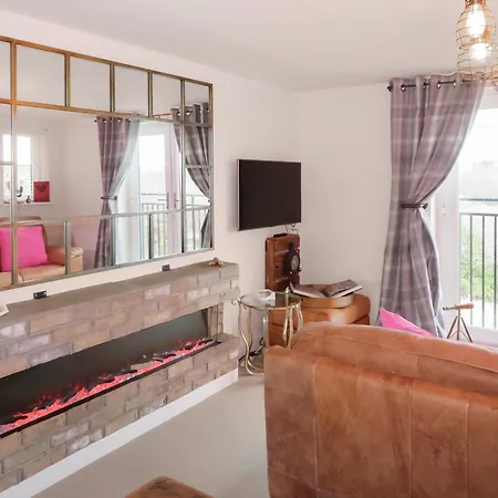 Cinder Track Hideaway 公寓 *